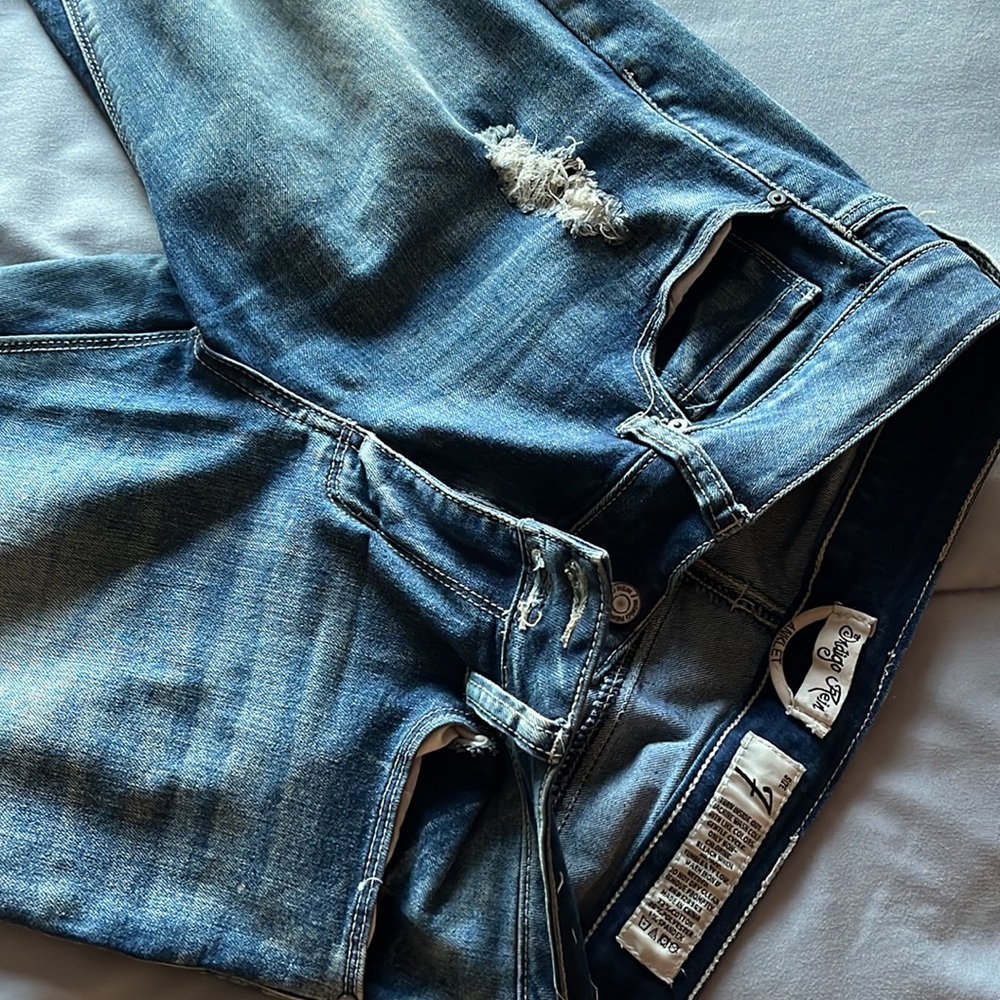 Women’s Ripped Blue Jeans - 73% Cotton - 27% polyester- (Drdigo Rein) - Size 7